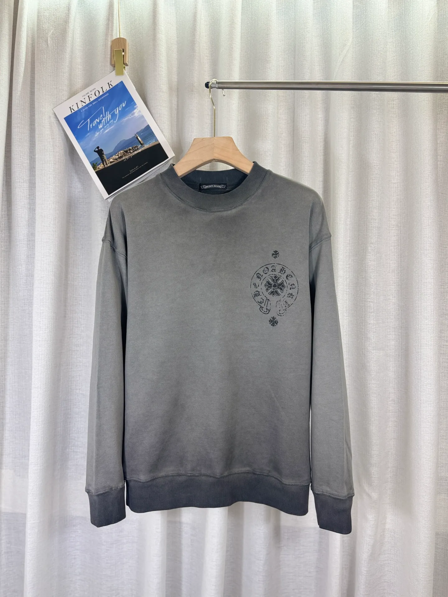P260 top version, real shot without P, ​​different from market currency) 𝗖𝗵𝗿𝗼𝗺𝗲 𝗛𝗲𝗮𝗿𝘁𝘀/Cro Heart 2025 washed patch embroidery autumn and winter new original single counter American laser burnt 3D three-dimensional color embroidered couple casual sweatshirt 👑The highest version! Customized fabric 420g tripe terry fabric! American acid-washed and distressed original fabric laser burnt ✟appliqué embroidery and exquisite embroidery of letters! The best-selling model in the counter, very comfortable to wear. Accessories: original molded and authenticated collar label➕100% silk wash label. Genuine purchase-grade original hangtag➕matching hanging rope➕3D hanging beads➕original packaging bag. Craftsmanship: The original version has consistent wiring! The highest version of the armhole matching technique! Color: Earth Yellow Gray Black Size: S M L XL Style No.: 9320